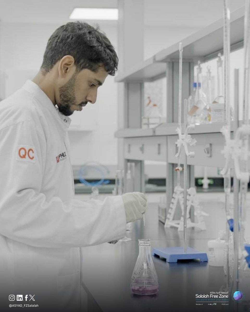ASYAD_FZSalalah's tweet photo. إنجاز جديد يضاف إلى مسيرة شركة فيلكس فارما @PhilexPharma ، إحدى الشركات العاملة في #المنطقة_الحرة_بصلالة، بتوقيع اتفاقية استراتيجية مع Sinovac Biotech في #بكين، تشمل حقوق تسويق وتغليف لقاح الجدري المائي (Varicella Vaccine)، إلى جانب توسيع التعاون في مجال لقاحات الإنفلونزا، وحصولها على جائزة “أفضل شريك لعام 2026” من شركة Sinovac، تقديرًا لتميزها في تعزيز الوصول إلى اللقاحات وترسيخ #الأمن_الدوائي في المنطقة.

ويعكس هذا الإنجاز نجاح الشركات العاملة في المنطقة الحرة بصلالة في بناء شراكات عالمية، والاستفادة من البيئة الاستثمارية المتكاملة لدعم الصناعات الدوائية والتقنيات الحيوية، بما يسهم في تعزيز الأمن الدوائي، ونقل التكنولوجيا، وخلق قيمة مضافة للاقتصاد الوطني.