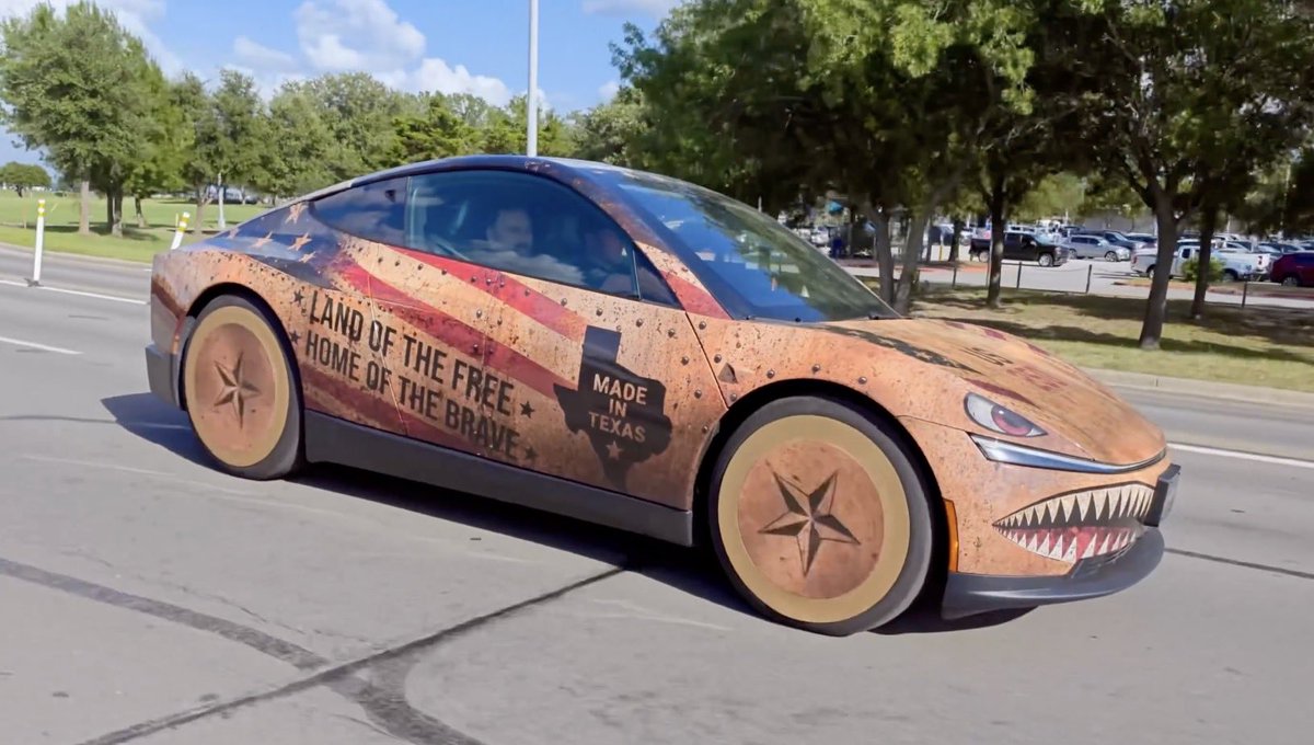 willy08lora's tweet photo. @Tesla please 🙏add the Cybercab 250th USA Anniversary wrap to @tesla_na Toybox paint shop. @elonmusk https://t.co/LRHKq083uc
