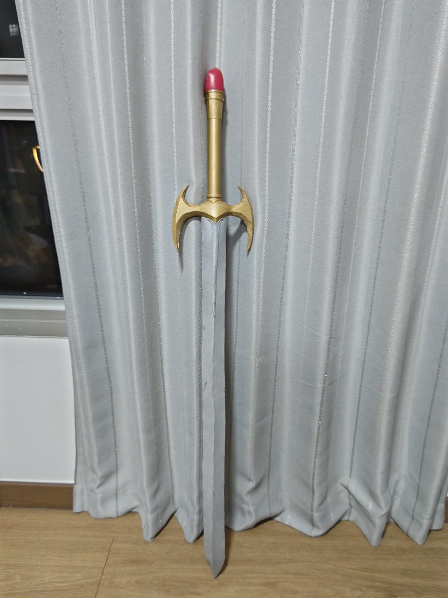RaybladeNg's tweet photo. スレイヤーズ. ゼルガディスの剣. using CT silver paint, PVC pipe, marabu metallic gold spray, marabu carmine red spray & EVA foam. #cosplay #cosplayprop #foamcosplay #propmaking #コスプレ #slayers #zelgadiss #slayerszelgadiss #スレイヤーズ #ゼルガディス https://t.co/S5KqSbuoZn