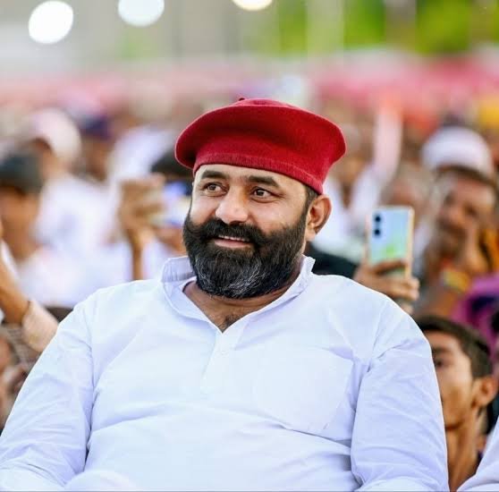 raviparmarIN's tweet photo. माथे पर पगड़ी, बड़ी बड़ी मूछें, हथियारों से लैस यह करनी सेना के लोग सिर्फ़ दलित पिछड़ा को ही डराने के लिए हैं, छत्तीसगढ़ के कोरिया में त्रिपाठी ब्राह्मण परिवार के लोगों ने 4 क्षत्रियों को गाड़ी सहित जिंदा जला दिया, वीरेंद्र सिंग नामक क्षत्रिय का तो फरसे से गला काट दिया, लेकिन एक शब्द नहीं निकला करनी सेना के मुंह से 🔥🔥

क्षत्रियों को डर है कि कुछ बोलेंगे तो 22वी बार धरती से विहीन कर दिया जाएगा, शर्मनाक, कम से कम आत्मसम्मान के लिए तो लड़ो ।