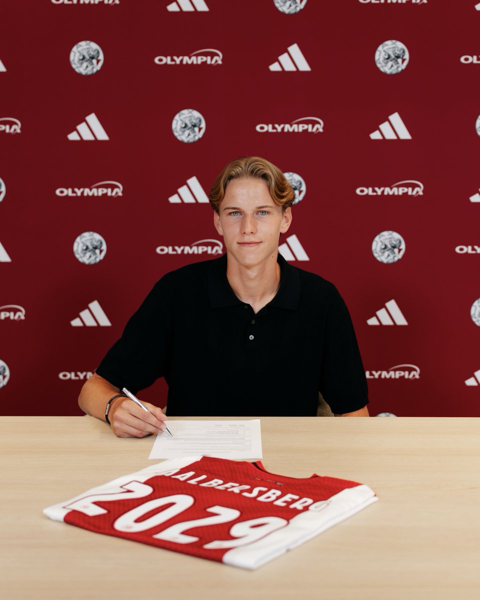 AFCAjax's tweet photo. Congrats on signing your first professional contract, Miles Aalbersberg! βοΈβ¨
#ForTheFuture