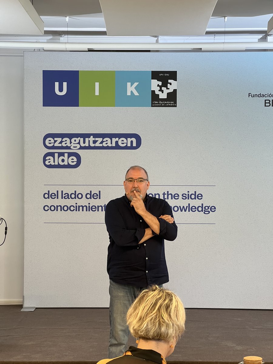 uik_eus's tweet photo. Gaur hasi da “Eskola Publikoan, gobernantzan hazi eta haziarazi” uda ikastaroa, uztailaren 1etik 3ra bitarteko iraupena izango duena.

Euskal Eskola Publikoko zuzendaritza-taldeen egungo eta etorkizuneko erronkak jorratuko dira. Gobernantza, autonomia, lidergoa, lanbide-rol berriak eta komunitate-sareak izango dira ardatz nagusiak, hezkuntza-sistema indartzeko. Era berean, adimen artifizialaren eta emozionalaren arteko oreka, berrikuntza eta pertsonen zaintza ere landuko dira.

@heize_fed @OrokietaEskola @hezkuntzaEJGV @Gob_eus

🔗https://t.co/QlPkXg7oFJ

#UIK #UdaIkastaroak #PentsatzenDuzulakoGara