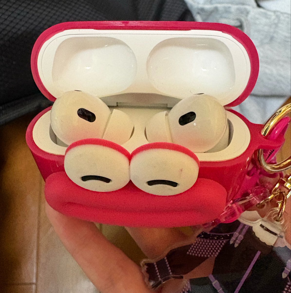 CT_RNMR's tweet photo. なんかー。前回AirPodsを充電したのが3ヶ月ほど前なのですよ。なのになぜ充電切れないのですか爆発でもするんですか https://t.co/9W7W3r6bDw