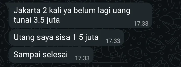 KapudS640's tweet photo. Gue anak kandung, lagi lanjut S2, dan sempat minta bantuan biaya kuliah ke bokap. Adik gue kira SPP gue dibayarin penuh, padahal kenyataannya cuma dipinjemin dan semuanya tetap harus gue balikin.

Hari ini bokap minta tolong gue ngerjain proyek. Karena itu memang kerjaan profesional, gue kasih tarif jasa. Bokap setuju, tapi bilang nanti aja dipotong dari utang gue.

Pas gue kirim rincian perhitungannya, ternyata beliau malah masukin semua pengeluaran yang dulu pernah keluar buat gue. Tiket berangkat ke Jakarta, uang kos awal masih masuk akal karena memang udah niat gue ganti. Tapi tiket pulang juga ikut dihitung, padahal waktu itu justru beliau sendiri yang nyuruh gue pulang karena ada urusan mendesak.

Belum lagi ada uang tunai Rp3,5 juta yang jujur aja gue sama sekali nggak inget pernah nerima. Rasanya udah nggak ada tenaga buat debat. Baru baca chat itu aja gue langsung nangis, apalagi hari ini memang lagi banyak masalah.

Sebenernya gue cuma pengen cerita. Lagi capek banget, nggak ada energi buat curhat ke orang sekitar. Kalau ada yang mau baca dan kasih respons baik, gue bakal senang. Tapi kalau cuma mau nyinyir atau ngehakimi, mending gue skip aja karena mental gue lagi nggak kuat.

Yang bikin gue paling sedih sebenarnya bukan soal nominalnya. Dari dulu gue kuliah S1 sambil kerja dan biayain semuanya sendiri, bahkan nggak pernah minta seribu rupiah pun. Setelah lulus, kondisi ekonomi bokap mulai jauh lebih baik, bahkan usaha beliau juga berkembang dan gue ikut banyak bantu di sana.

Waktu itu gue sempat minta dibiayain buat lanjut S2, tapi ditolak dengan alasan belum ada uang. Nggak lama kemudian, bokap malah nyuruh gue ngurus pendaftaran adik buat kuliah S1 karena akhirnya beliau sudah mampu.

Gue sempat nanya, kenapa adik bisa dibiayai sedangkan gue enggak. Jawabannya cuma, "Itu rezekinya adik, pas dia kuliah Papa memang sudah ada uang."

Akhirnya gue tetap lanjut S2 pakai biaya sendiri sampai sekarang sudah masuk semester tiga. Baru kali ini gue memberanikan diri minta bantuan karena kondisi bokap memang lagi bagus. Tapi yang gue dapat justru daftar utang yang harus gue lunasi. Jujur, di titik ini gue cuma ngerasa satu hal: diperlakukan nggak adil sebagai anak.