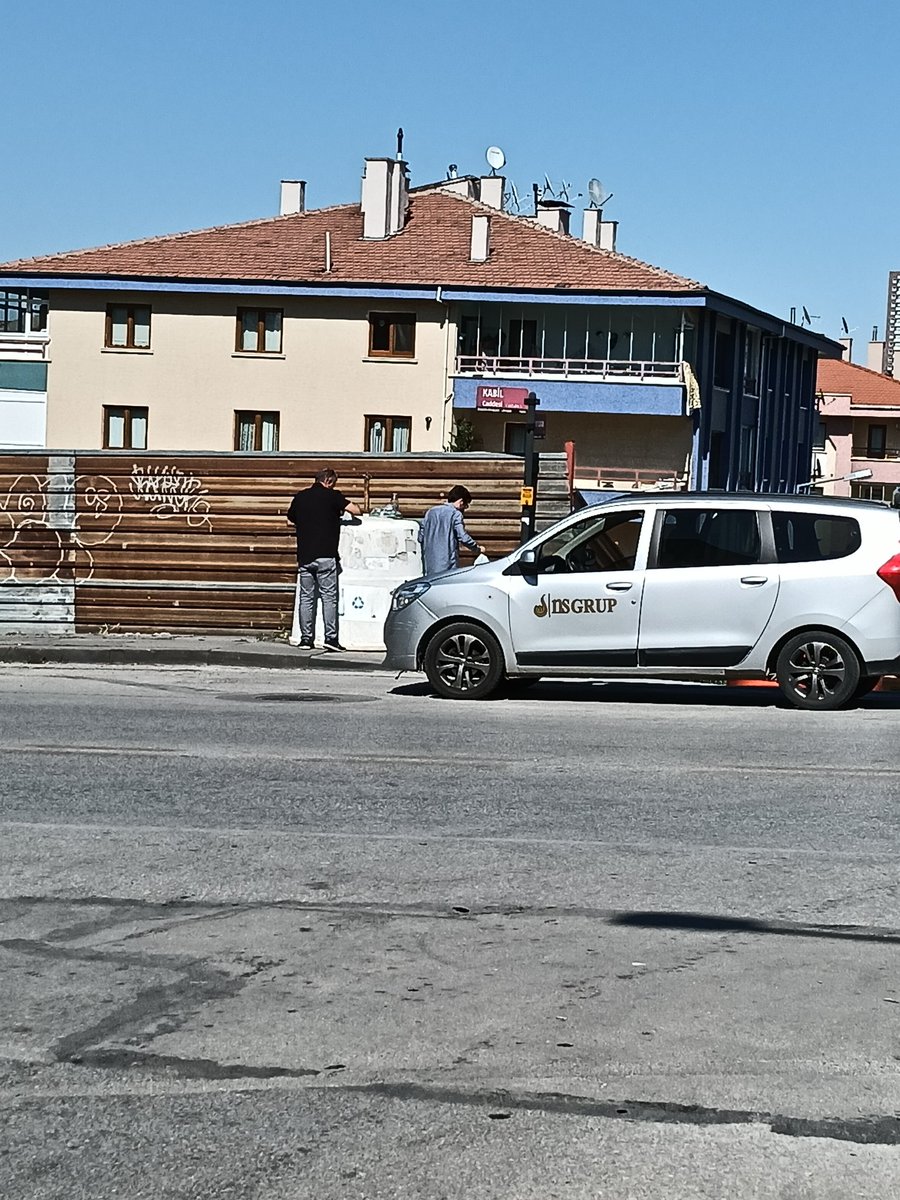 kar68599's tweet photo. Geri dönüşümde iade sonucu ilk gün birde. Bakanlıklar ve belediyeler İnşallah bunların önlemini alırsınız. Ankara kabil caddesi. @cankayabelediye @csbgovtr @TC_icisleri 
#Ankara #geridönüşüm https://t.co/zpUK9qvFF9