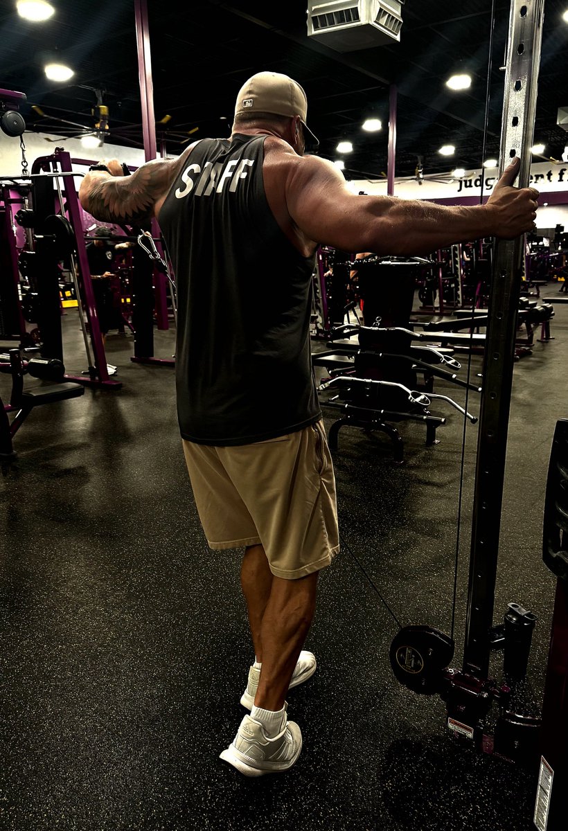 Coach_Edwards66's tweet photo. Pink gym, purple gym, polka dot gym..doesnt matter..100lbs is a 100lbs. Pick it up, Put it down, Grow! 💪🏻 #LftHvySht https://t.co/dV2DmNqQU2
