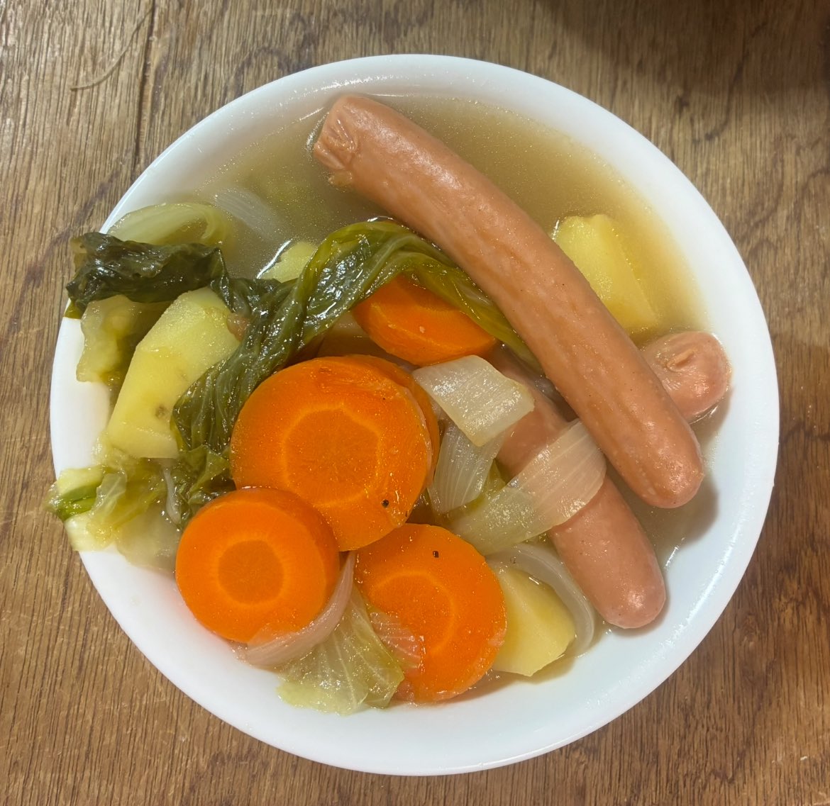 hakubi435's tweet photo. 暑っついけど🥵☀️
ポトフ作って食べまひた😋🍖🥬🥕🥔
ご近所さんに玉ねぎをしこたま頂いたので
なりふり構わず片っ端から鍋に突っ込みまひた(っ'-')╮ =͟͟͞͞     🧅🧅🧅ﾌﾞｫﾝ🍳
亡きマミーがよく作ってくれて(大抵冬だったけど😁)
その頃よく使ってた器で食べまひた😋 https://t.co/joAKKNkflJ