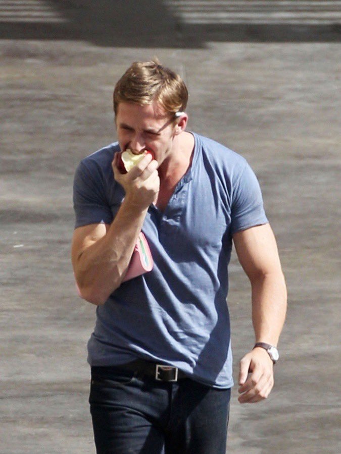 xenolenn's tweet photo. his fucking arm I’m actually gonna lose it just bc he’s eating an apple omg https://t.co/Ie8GWdnkAZ