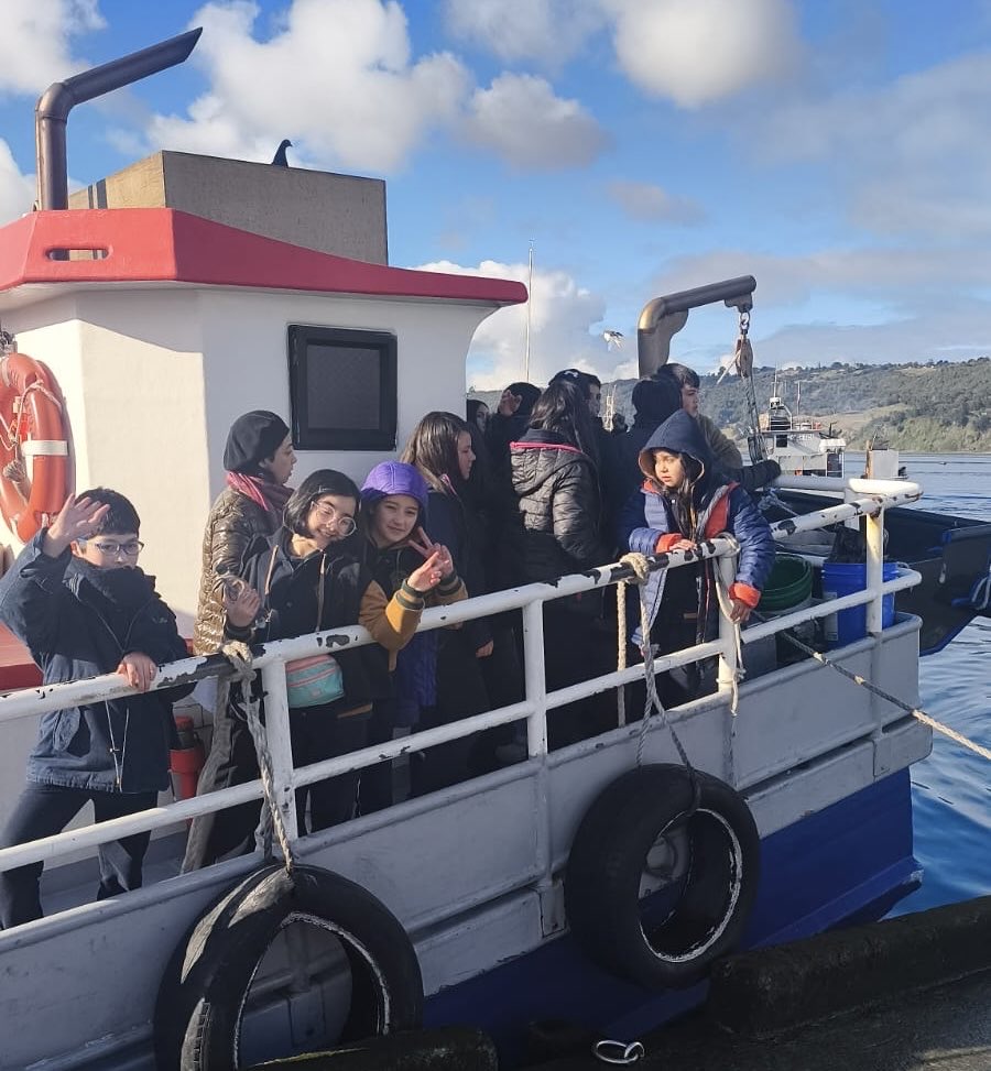 edu_chiloe's tweet photo. En el marco de las actividades del Mes del Patrimonio, las y los estudiantes del Colegio Terramar de Dalcahue vivieron una enriquecedora experiencia de navegación por el Canal de Dalcahue, fortaleciendo el conocimiento y la valoración del patrimonio marítimo de nuestra comuna. https://t.co/0pTBDXPPzP