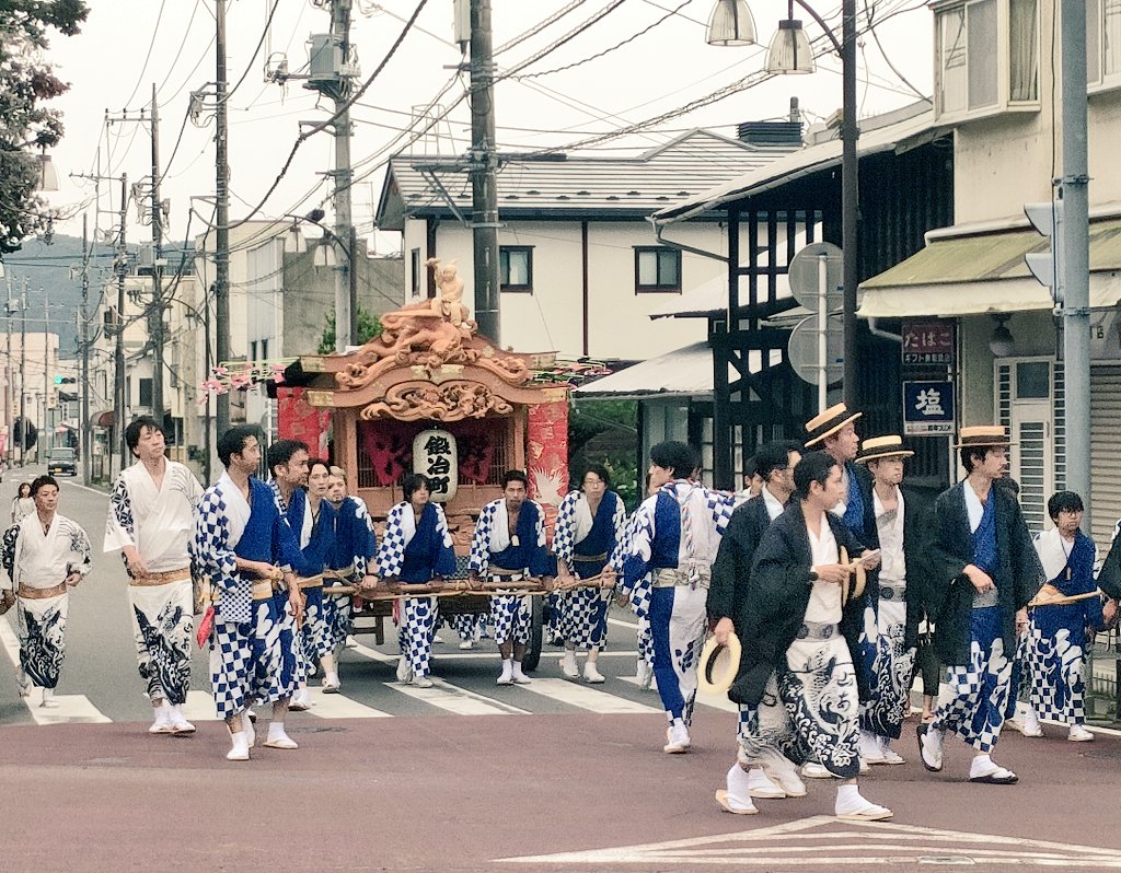 machinakakankou's tweet photo. 今日から7月🎋本日は山あげ祭の奉告祭が行われました🙌
今年のメインの芸題を小屋台に掲げ、八雲神社でお祓いを受けた後、六町内を回ります！今年の当番町、鍛冶町の若衆さんたちが町内を奉告に回りました‼️今年の山あげ祭は7/24㈮、25㈯、26㈰です🤗ぜひ見にいらして下さい！#山あげ祭 #那須烏山市 https://t.co/Pb7OZjBRKJ