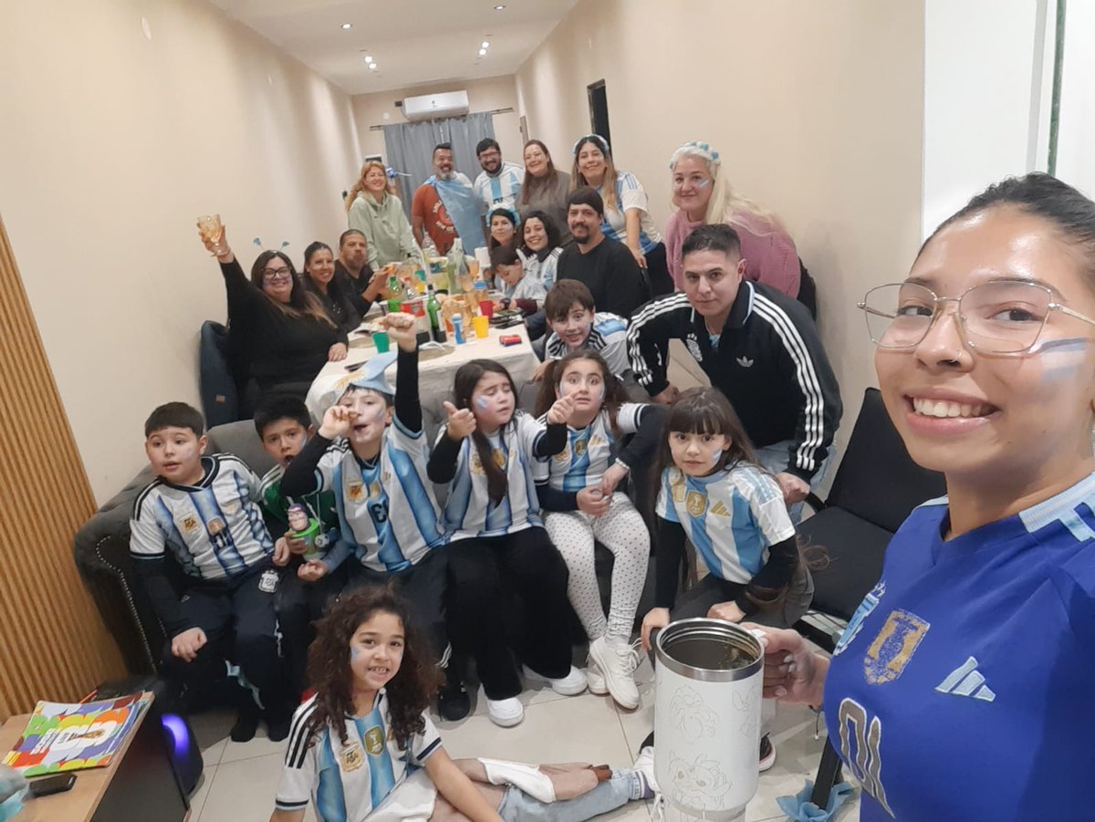vaani77's tweet photo. #nadiedicenada
Con los .mejores amigos del colegio nuestra señora de monte grande ❤️ https://t.co/3Fl7ugquui