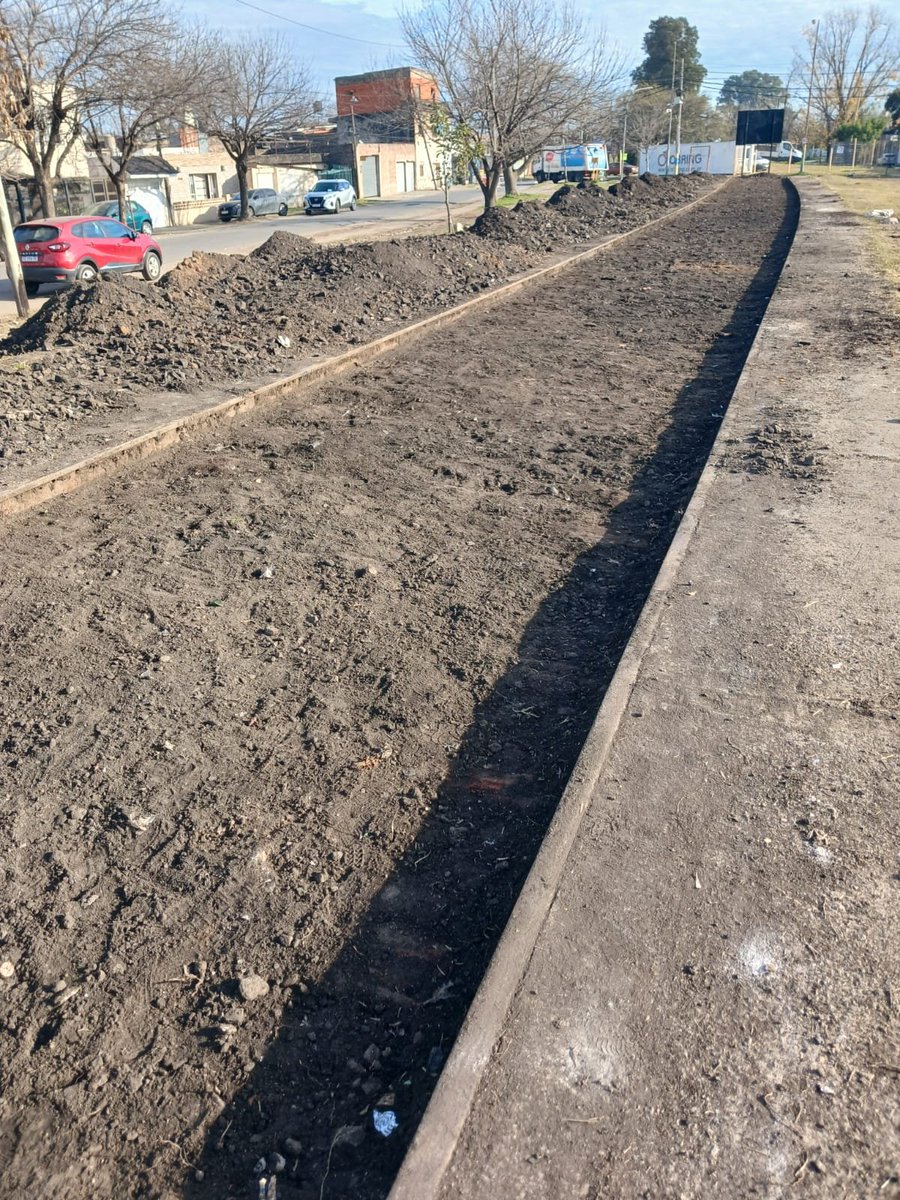 sebachale's tweet photo. La obra más importante en la historia de Empalme Graneros:4 frentes de obra en marcha, la semana próxima se suman 2 más.Nuevo parque Ottone, 2 plazas nuevas y 170 cuadras de pavimento. No vamos a parar a pesar de los intentos por frenar y destruir de Ciudad Futura y cia. Arriba Rosario!