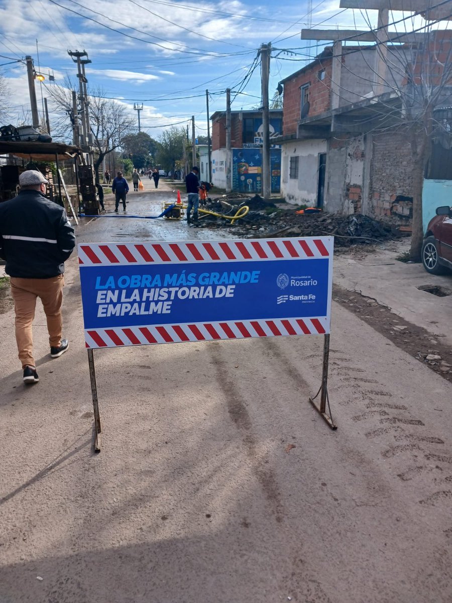 sebachale's tweet photo. La obra más importante en la historia de Empalme Graneros:4 frentes de obra en marcha, la semana próxima se suman 2 más.Nuevo parque Ottone, 2 plazas nuevas y 170 cuadras de pavimento. No vamos a parar a pesar de los intentos por frenar y destruir de Ciudad Futura y cia. Arriba Rosario!