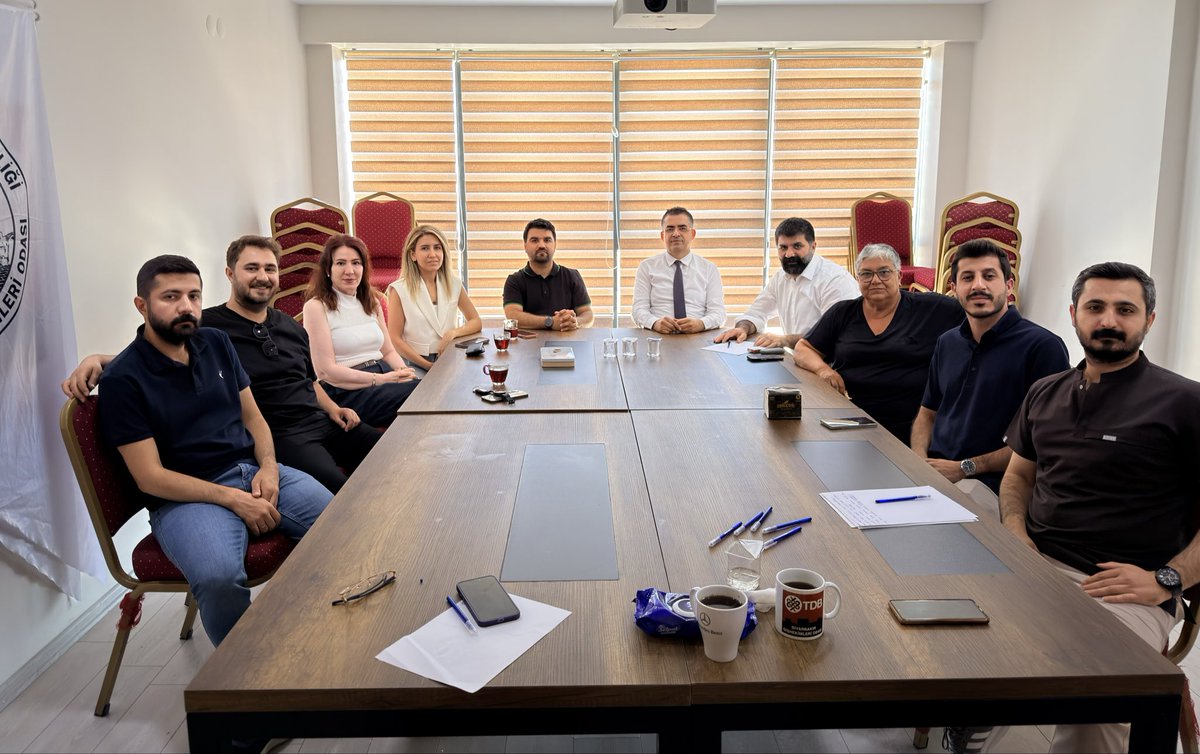 DiyarDHO_'s tweet photo. Dekanê Fakulteya Bijîşkiya Diranan a Zanîngeha Dîcleyê Birêz Prof.Dr.Özkan Adıgüzel, hat serdana Odeya me.

Dicle Üniversitesi Diş Hekimliği Fakültesi Dekanı Sayın Prof.Dr.Özkan Adıgüzel odamızı ziyaret etti.Nazik ziyaretleri dolayısıyla kendilerine teşekkür ederiz. https://t.co/MG8hBCE7GG