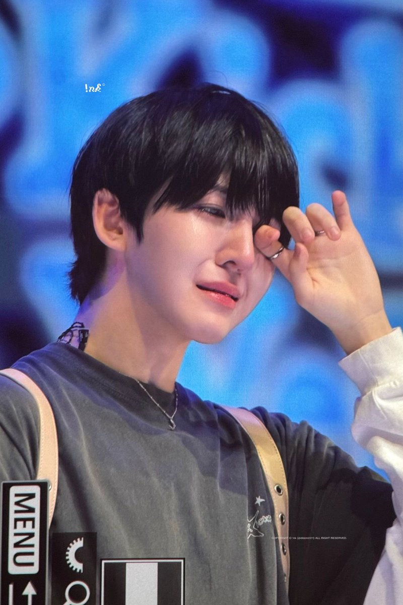 070313_9's tweet photo. 다들 동현이가 너무 너무 너무 .. 보고싶다면 어떻게 해 ?.. 😭😭😭😭😭😭
무대 위에서 밝게 빛나는 네가 보고싶다 ..
환하게 웃는 네가 보고싶어 .: https://t.co/WRtUjkId6i