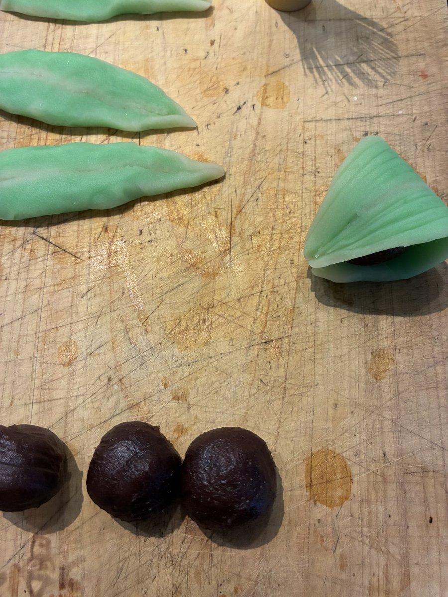 futetsuji's tweet photo. ツイ担はお茶のお稽古

茶道は単なる型の習得ではなくてそれに連なる

歳時記や和歌、建築に書や香、能や歌舞伎に至るまで
たくさんの話題が出てきます
総合芸術とはよく言ったもので
あんこをこねくり回しながら
ベガとアルタイルに想いを寄せるのでした https://t.co/NMQqeYZYhc