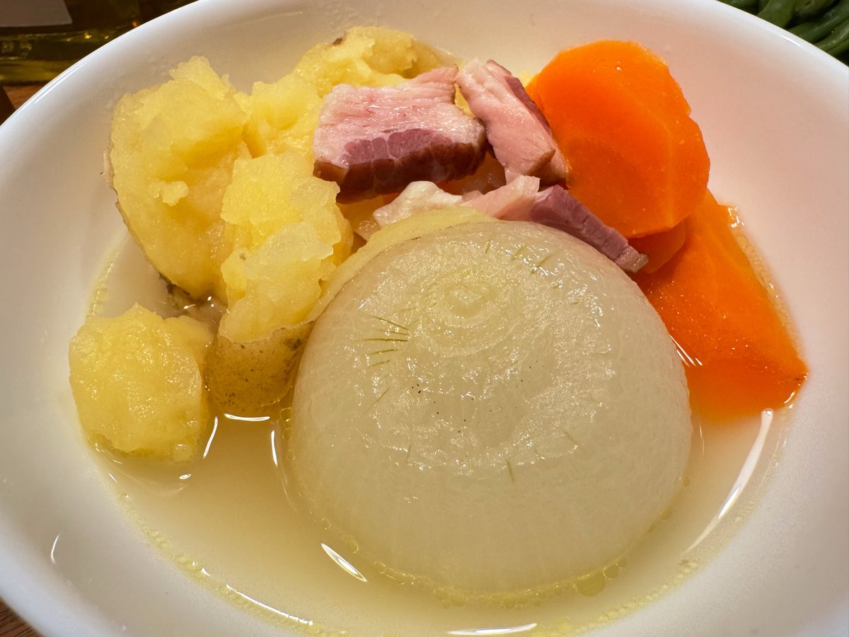 yahiros's tweet photo. 今夜で、ヴィニョーブル・ギョームのセデュクションは呑み終わり。
三色弁当を食べながら。
丸平さんの鮭を買いに行ったら焼くのがなくて、電子レンジで温めるだけで美味しくなる新製品を紹介して頂きました。
家の人がポトフを作りたかったらしく、色々と変な料理では無い名前を聞かされました（笑） https://t.co/TCXVrFcxjg