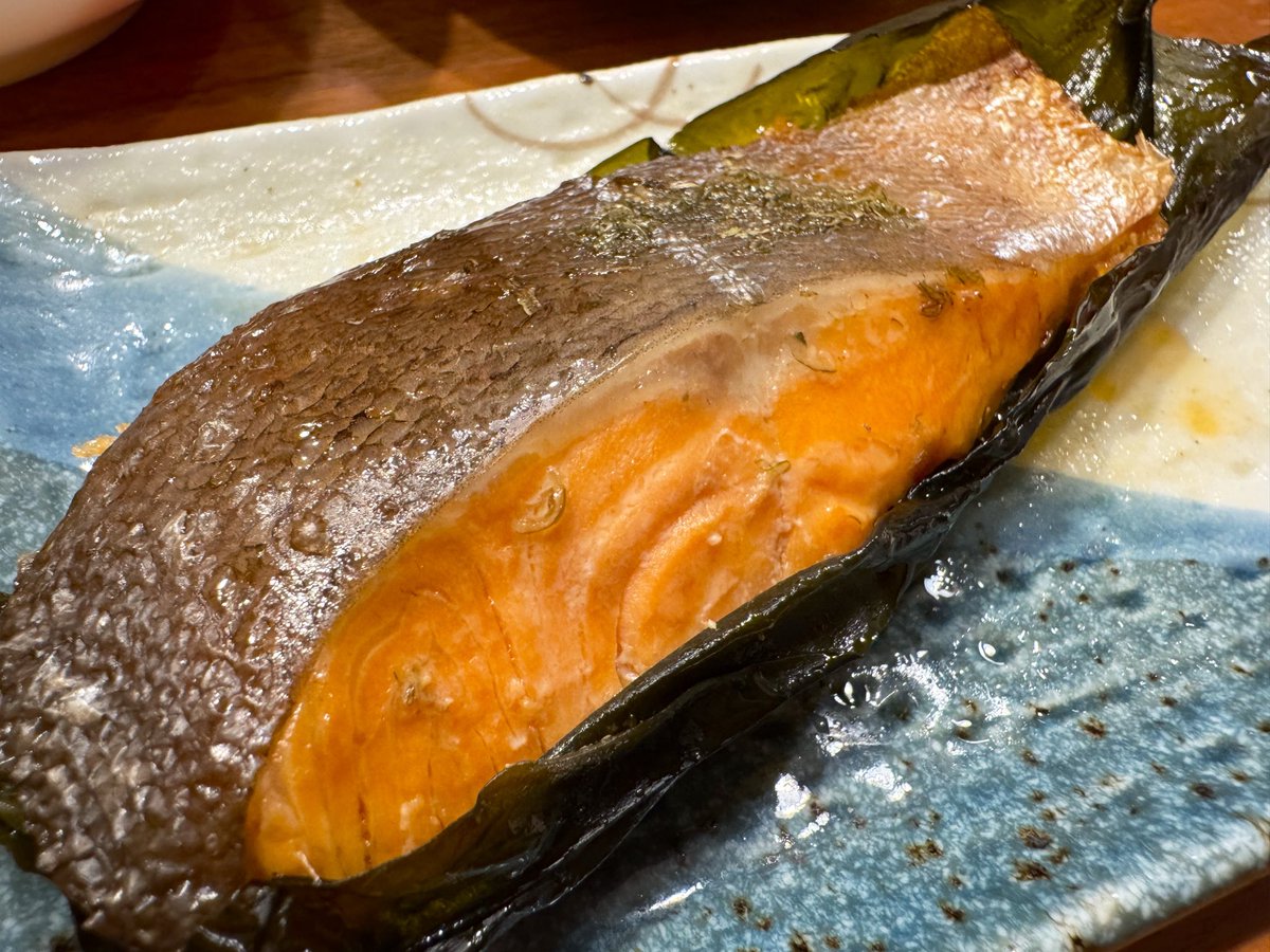 yahiros's tweet photo. 今夜で、ヴィニョーブル・ギョームのセデュクションは呑み終わり。
三色弁当を食べながら。
丸平さんの鮭を買いに行ったら焼くのがなくて、電子レンジで温めるだけで美味しくなる新製品を紹介して頂きました。
家の人がポトフを作りたかったらしく、色々と変な料理では無い名前を聞かされました（笑） https://t.co/TCXVrFcxjg