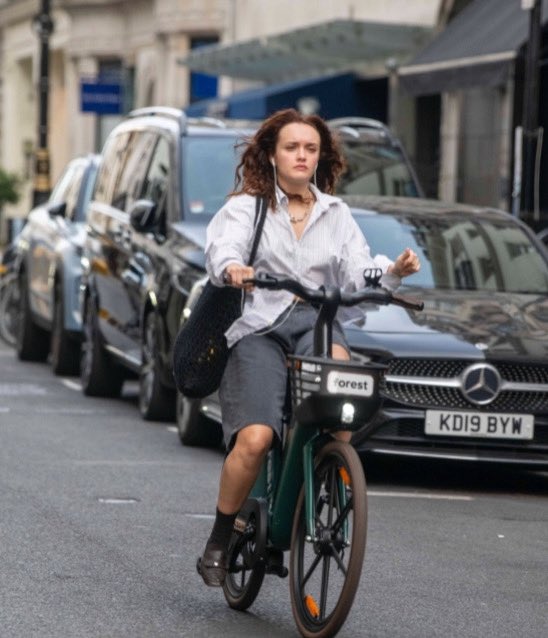 thinkercooke's tweet photo. olivia cooke in london https://t.co/B3mdipg2Cc