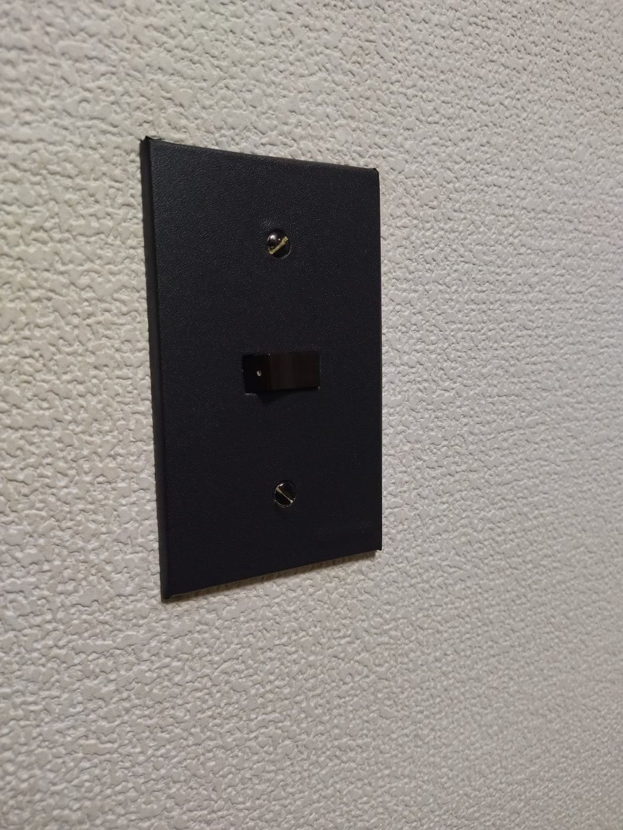 tukuttayooo's tweet photo. 黄ばんでたスイッチに黒いリメイクシートを貼った。その余りを、以前うっかり破ってしまったトイレの壁紙のところに使った。視線を感じるトイレになりました。
#めぇのもの作り記録 https://t.co/qHtMpKk3HY