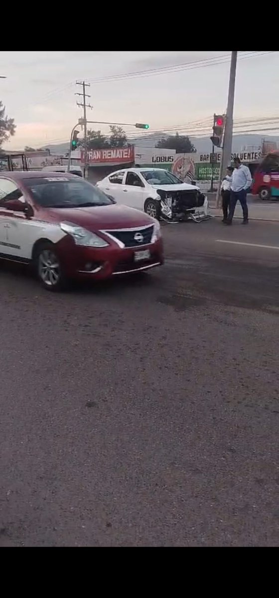 nvinoticiasoax's tweet photo. 🚨💥 Un choque entre dos vehículos particulares moviliza a cuerpos de emergencia sobre la carretera federal 190, a la altura de la Zona Militar de Ixcotel. ⚠️ Se recomienda extremar precauciones.
#ÚltimaHora #Movilidad #Oaxaca #Ixcotel https://t.co/RejyCcIWZe