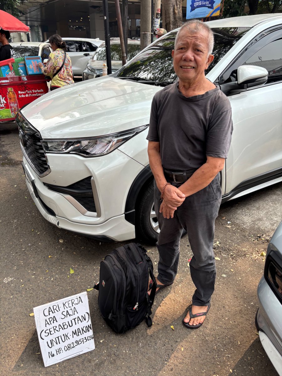 imaamwhy's tweet photo. aku jg ketemu beliau di blok M :’( btw aku sempat ngobrol beliau punya pengalaman jd driver tapi kerjaan lain jg boleh. pls org kaya yg butuh driver hire beliauu 🙏 ayo datanglah rezeki lewat cara yang tdk disangka-sangka itu https://t.co/ZAF6FdaS4f