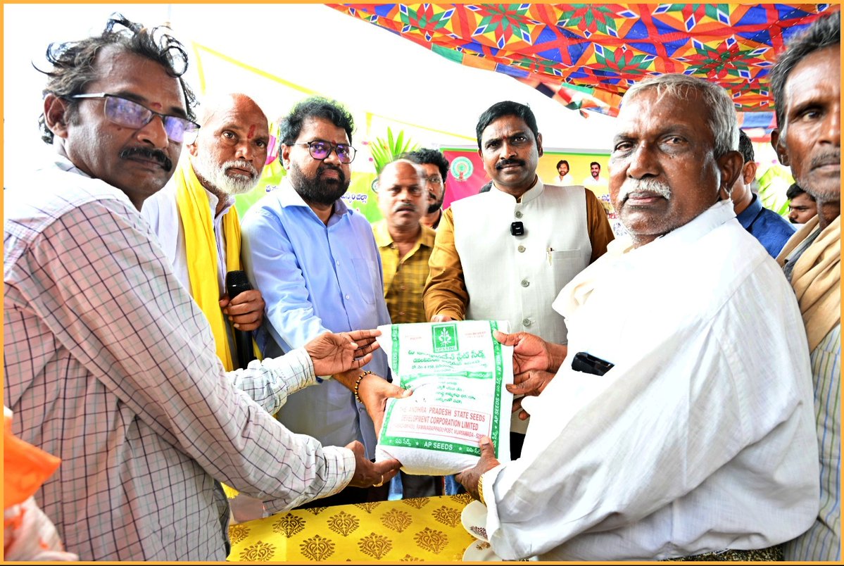 collectormanyam's tweet photo. 🌱🌾 సబ్సిడీపై నాణ్యమైన కంది విత్తనాలు – పంట వైవిధ్యంతో రైతుల ఆదాయం పెంచడమే ప్రభుత్వ లక్ష్యం - జిల్లా కలెక్టర్ డా. ఎన్. ప్రభాకర రెడ్డి గారు 🌾🌱
#PulsesPromotion
#RedGram
#FarmerWelfare
#ScientificFarming
#Agriculture
#ParvathipuramManyam #Parvathipuram https://t.co/sdVbaoZQjh