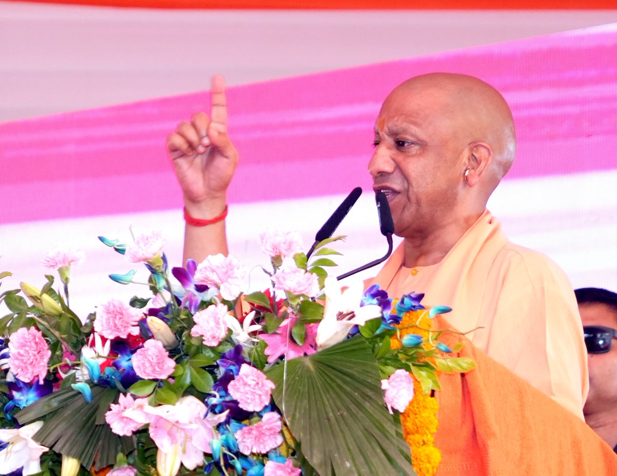 CMOfficeUP's tweet photo. समृद्ध सहारनपुर, सशक्त उत्तर प्रदेश!

मुख्यमंत्री @myogiadityanath जी आज जनपद सहारनपुर में ₹613 करोड़ से अधिक लागत की विभिन्न विकास परियोजनाओं के लोकार्पण/शिलान्यास कार्यक्रम में सम्मिलित हुए।

इस अवसर पर विभिन्न जनकल्याणकारी योजनाओं के लाभार्थियों को स्वीकृति-पत्र, आवास की चाबी एवं टूल-किट वितरित किए गए।