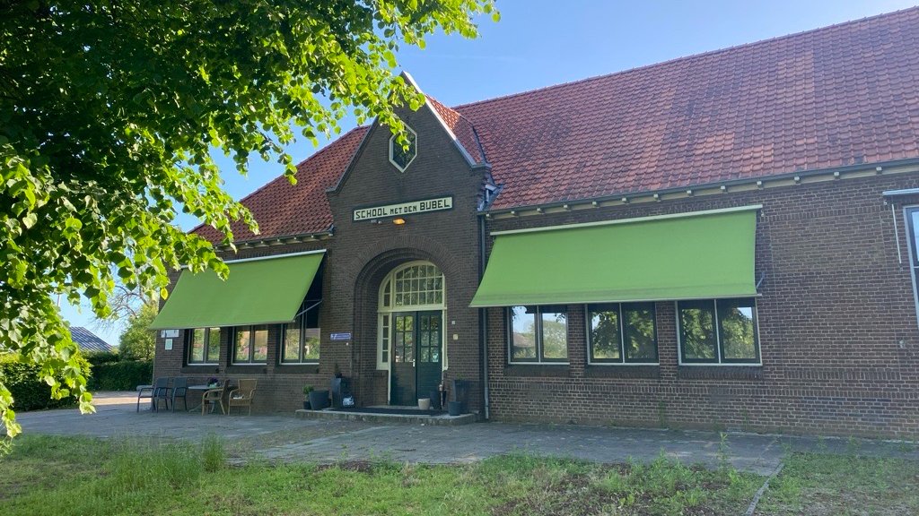 REGIO8's tweet photo. Bekveld de baas over oude basisschool in buurtschap. ‘Af en toe knap ingewikkeld’ https://t.co/izPYVqy7cG https://t.co/HQphmlOFju