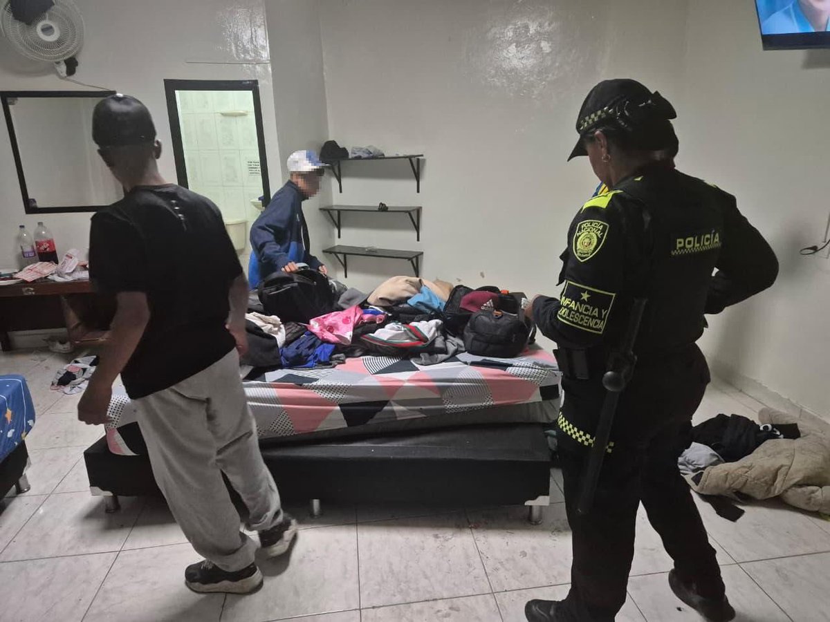 FicoGutierrez's tweet photo. 🚨Nuestra Policía rescató a tres adolescentes provenientes de Bogotá que se encontraban solos, sin un adulto responsable y, al parecer, consumiendo sustancias psicoactivas en un hotel del centro.

Activamos la ruta de protección y se suspendió el establecimiento por 10 días. 

‼️Seguiremos actuando con toda la firmeza para protegerlos.