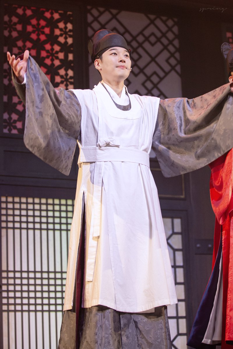 spring__pic__'s tweet photo. 260701 낮 해몽가 커튼콜

유견 #김도빈 배우님 https://t.co/BT7cK1jYtK