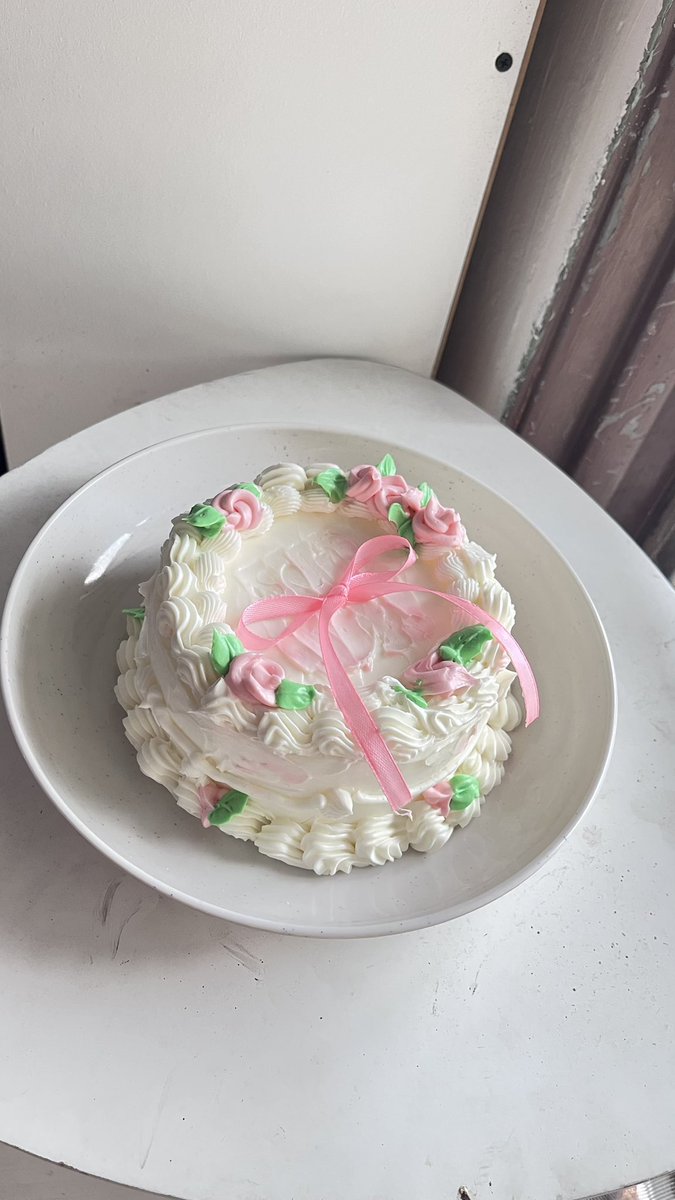 ainamin10's tweet photo. first time deco cake, okay ke ? comot compang camping tu wajib larghh😭😆🎀💖💗🌷 https://t.co/cFIWNnBIsE