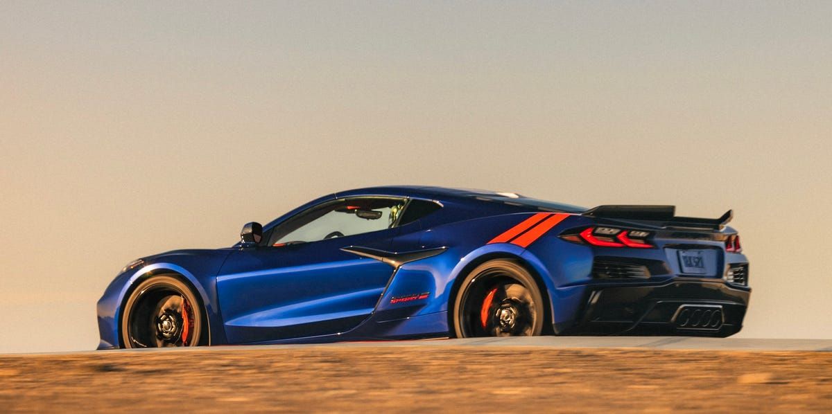 RoadandTrack's tweet photo. The 2027 Corvette Grand Sport is the final piece of the C8 puzzle. https://t.co/Gtbh9imGKv https://t.co/qizwuR0Qpu