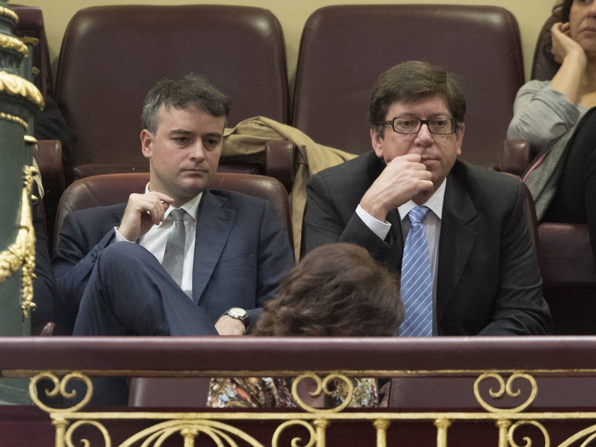 unaicano10's tweet photo. Por si alguien dudaba de que la 'ley de Nietos' es un golpe de Estado en forma de pucherazo, aquí un breve resumen de lo que prepara el PSOE:

1. El Gobierno traslada a Paco Salazar a Argentina para abrir consulado en Mendoza y realizar labores de "consultoría electoral".

2. Mandan también al senador César Mogo a captar ‘votos de nietos’ en Chile, Uruguay, Paraguay y Argentina.

3. Nacionalizan a todos los narcodictadores y sus cómplices que están perdiendo elecciones en Iberoamérica a manos de la derecha.

4. Obtienen cerca de 2,5 millones de nuevos votantes, lo que según estudios podría otorgarles 15 escaños más y alterar el resultado en hasta 14 regiones.

Todo escudándose en la "Guerra Civil", mientras documentos demuestran que familiares de exiliados en el siglo XIX están accediendo a la nacionalización.

Y lo peor de todo: lo están haciendo a los ojos de todos los españoles y nadie reacciona. Mañana tendrá el mismo derecho a decidir el rumbo de España un madrileño que un cubano que jamás la ha pisado.

Es la destrucción definitiva de nuestra nación y parece que sólo hay un partido dispuesto a pararlo.