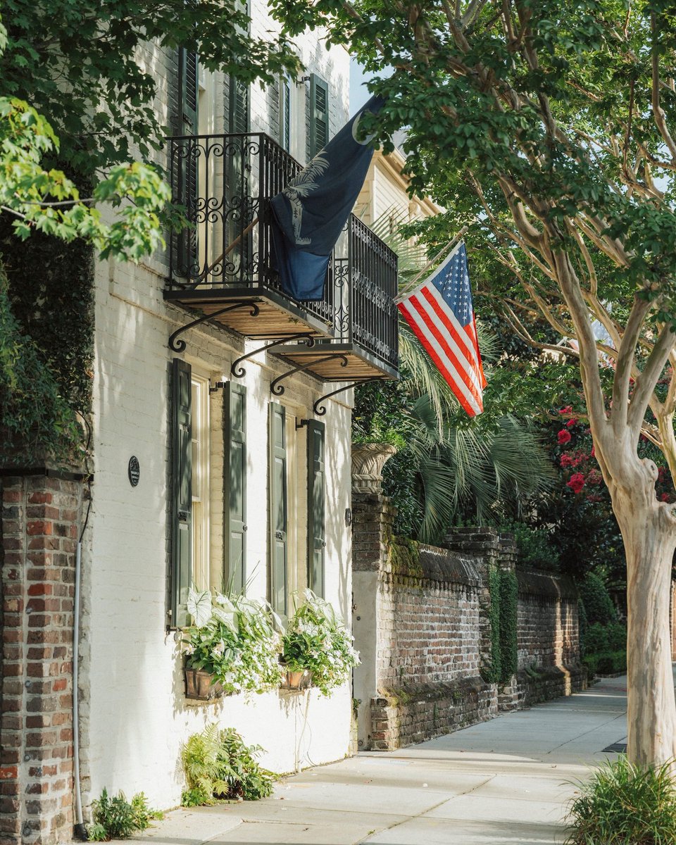 ExploreCHS's tweet photo. It's a patriotic #WindowBoxWednesday in Charleston! πΏπΊπΈ #ExploreCharleston https://t.co/egfVcz8c4r