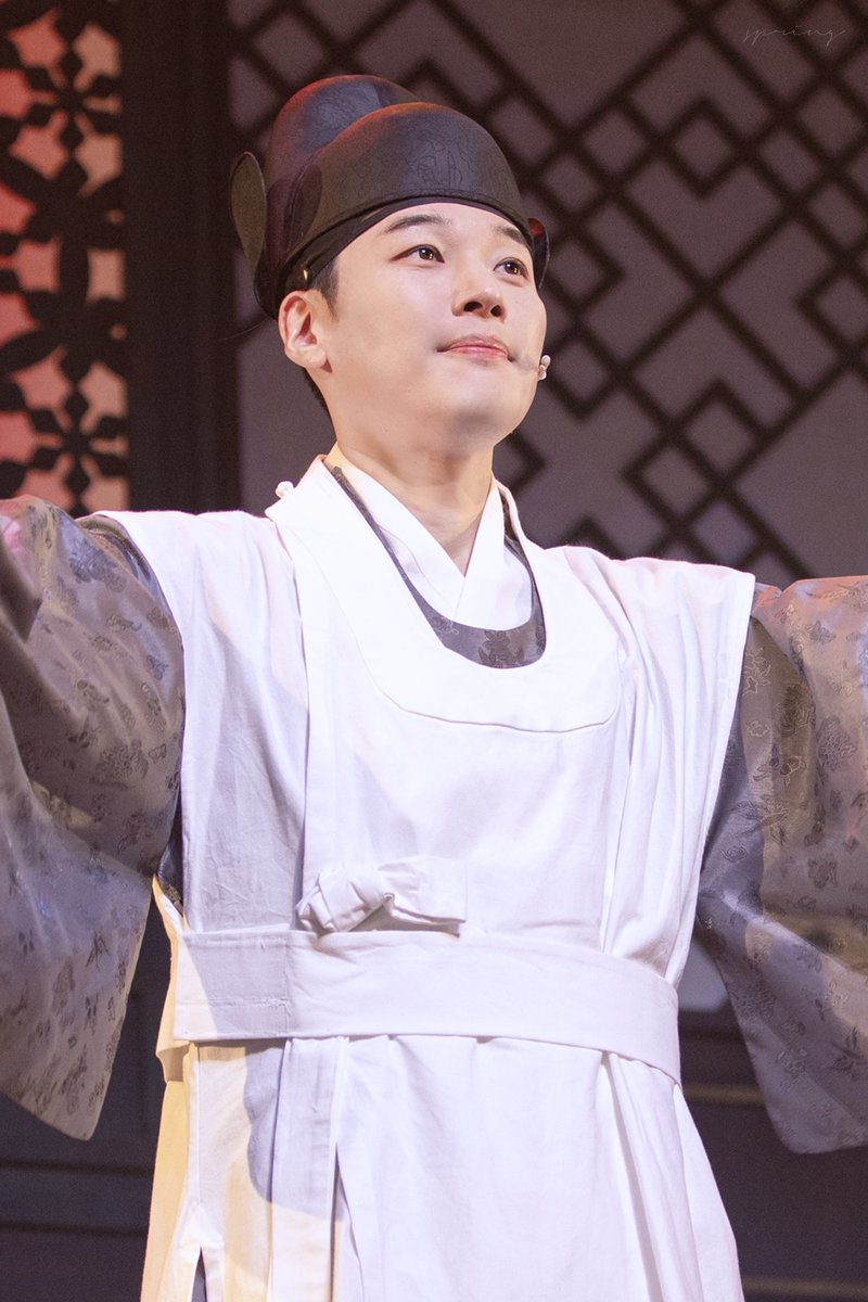 spring__pic__'s tweet photo. 260701 낮 해몽가 커튼콜

유견 #김도빈 배우님

crop ver. https://t.co/jZVow6ghTg