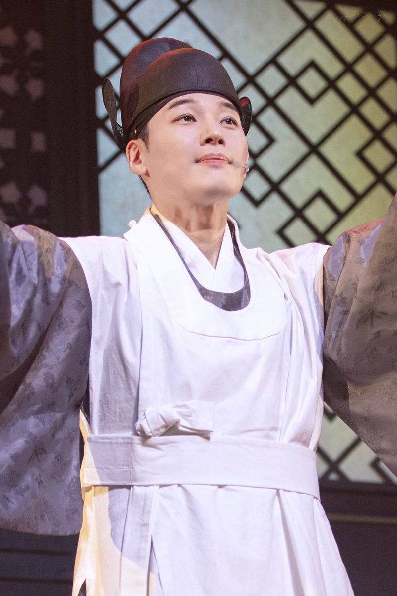 spring__pic__'s tweet photo. 260701 낮 해몽가 커튼콜

유견 #김도빈 배우님

crop ver. https://t.co/jZVow6ghTg