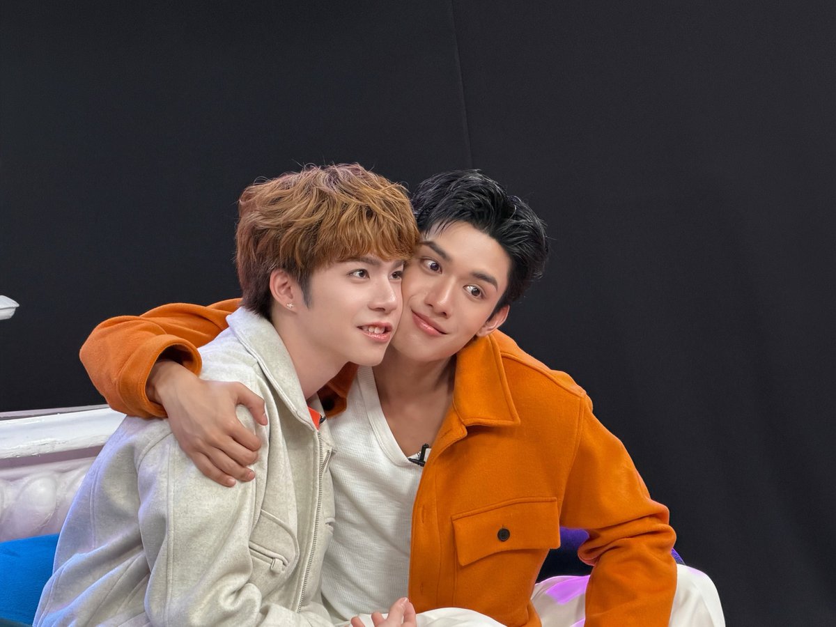 DomundiTV's tweet photo. ขอขอบคุณ @ShopeeTH ที่ให้เกียรติ “เน็ต” @netsiraphop และ “เจเจ” @jj_rcp ได้มาร่วม Live พูดคุยและทำกิจกรรมสนุก ๆ ในวันนี้นะคะ 🥰

ขอขอบคุณแฟน ๆ ที่ติดตามรับชม Live และส่งกำลังใจมาให้ทั้งสองคนด้วยนะคะ 🫶🏻✨️

SHOPEE LIVE NetJJ
#ShopeeLivexNetJJ https://t.co/60DBzvWmZa