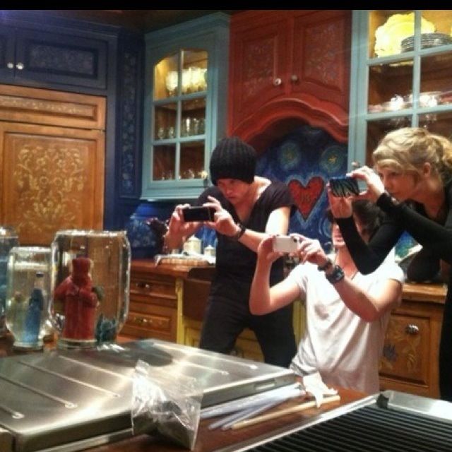 imalltoowell's tweet photo. I lover her kitchen so much it's so whimsical https://t.co/onEyVKpNak