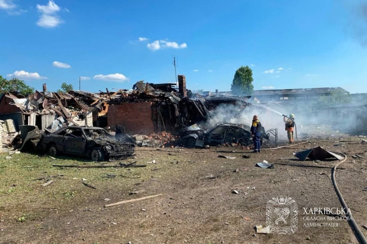 GlushkoDenys's tweet photo. 🤬 Russia struck private homes in Kharkiv with five guided bombs, killing at least one person and injuring 13 others, regional governor Oleh Syniehubov said.

📷 synegubov/Telegram https://t.co/i3LuQLZl6G