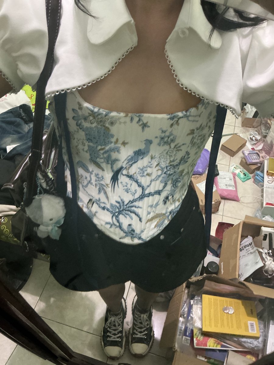 dinocokelat's tweet photo. haiii temen-temen villy 🌷 buat yg hadir di pjf bsk tgl 3 juli, aku ada bikin 111 freebies nih 😼
kalo liat aku (dgn outfit di foto ke2) boleh say “hai dinda”, nanti langsung aku kasih. tolong diabisin freebies-nya yah 😘 https://t.co/16Yp68Ns69