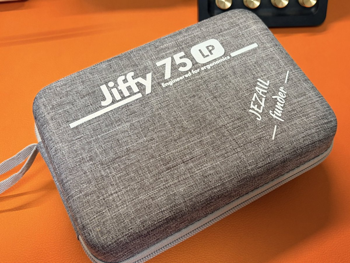 Morga_Bet's tweet photo. Jiffy75届いた〜！！
めちゃめちゃ高級感あってしっとり静かなタイプ音！
ケースが立派で付属品もいろいろついてたっ https://t.co/k8iMouMJWu