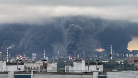 thetoitoi's tweet photo. ❗🇺🇦🇷🇺

Les frappes ukrainiennes commencent à faire mal à Moscou !

Selon Reuters, la Russie a commencé à importer de l’essence en provenance d’Inde après que les attaques de drones ukrainiens ont mis hors service près d’un tiers de ses capacités de raffinage.

Au total, Moscou prévoit d’importer 400 000 tonnes d’essence par mois depuis plusieurs pays.

La consommation intérieure russe est estimée à environ 3 millions de tonnes par mois. Les importations représenteraient donc près de 13 % de la demande nationale.