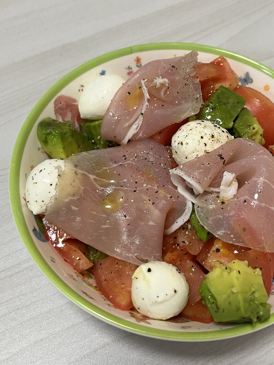akane__trp's tweet photo. 仕事柄、食事の時間がバグってるので最近の晩御飯はこれ🍅🥑
普段はトマトとアボガドだけ(笑)
今日は生ハムとモッツァレラもあって割と豪華！
(もうちょい映えるお皿にすればヨカタ) https://t.co/SSbJ4toUsB