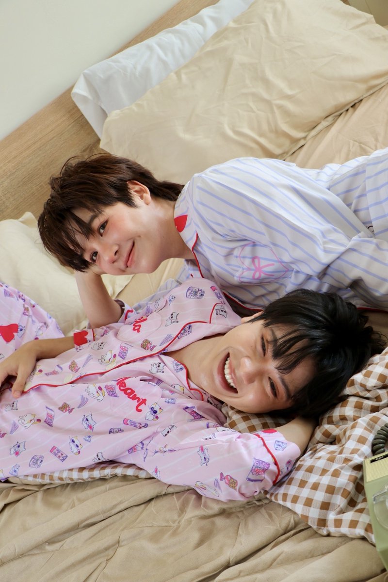 Newsideupdate's tweet photo. น่ารักใจเจ็บ CEO "เอิร์ธ กัษมนณัฎฐ์" เปิดตัวชุดนอนคอลใหม่ "Cielo Morning Muse" ดึง "ต้นหลิว เมธาพัฒน์" แจกความสดใสชวนมัมหมีกดเอฟรัว ๆ
.
เตรียมรับแรงกระแทกความน่ารักแบบเต็มพิกัด! เมื่อ CEO คนเก่ง "เอิร์ธ กัษมนณัฎฐ์" สานต่อความปังของแบรนด์ Cieloheart คว้าตัวหนุ่มฮอตสุดคิ้วท์ "ต้นหลิว เมธาพัฒน์" มาร่วมถ่ายทอดความสดใส ขี้เล่น ลุยโปรโมตคอลเลกชั่นชุดนอนสุดพิเศษ "Cielo Morning Muse" ที่มาพร้อมลายลายน้องแมวสุดน่ารัก มีให้เลือกฟินกันถึง 3 โทนสี ขาว, ชมพู, เหลือง งานนี้พี่เอิร์ธการันตีเนื้อผ้าคัดสรรเองกับมือ ใส่สบายหลับฝันดีแน่นอน

🔗  https://t.co/BbSy9yRbFg

#cielomorningmuse #cieloheart #cooheart #tonliemtp #NewsideUpdate