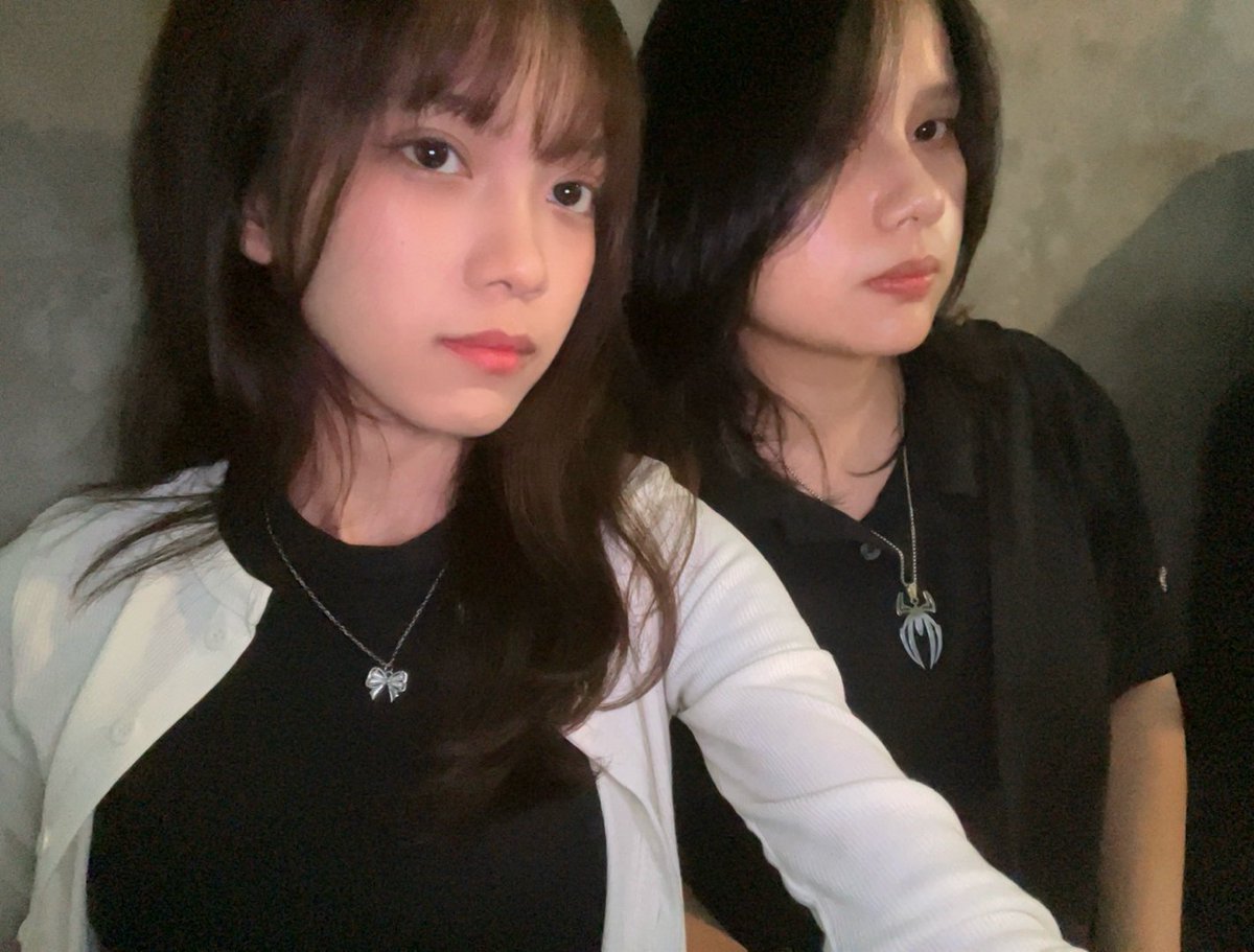 messyblush's tweet photo. even the moon envies us https://t.co/4feEO1vn3X