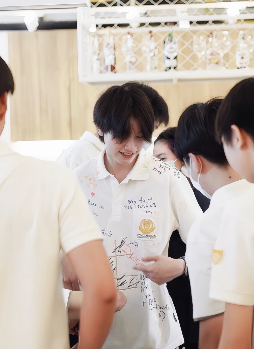 thisispyboss's tweet photo. “ผมเตรียมของขวัญมาให้”      “แล้วทำไมไม่เดินมา”

“คนเยอะ”                                    “มีที่ให้อยู่แล้ว”

“ผมอยากมองพี่คนเดียว”         “หมาเด็กขี้หวงจริงปะ”

“ถ้าผมหวงพี่ก็คงจะจริง”           “โอ๋ๆเป็นเด็กดีน้า” https://t.co/9j2Y7LUeif