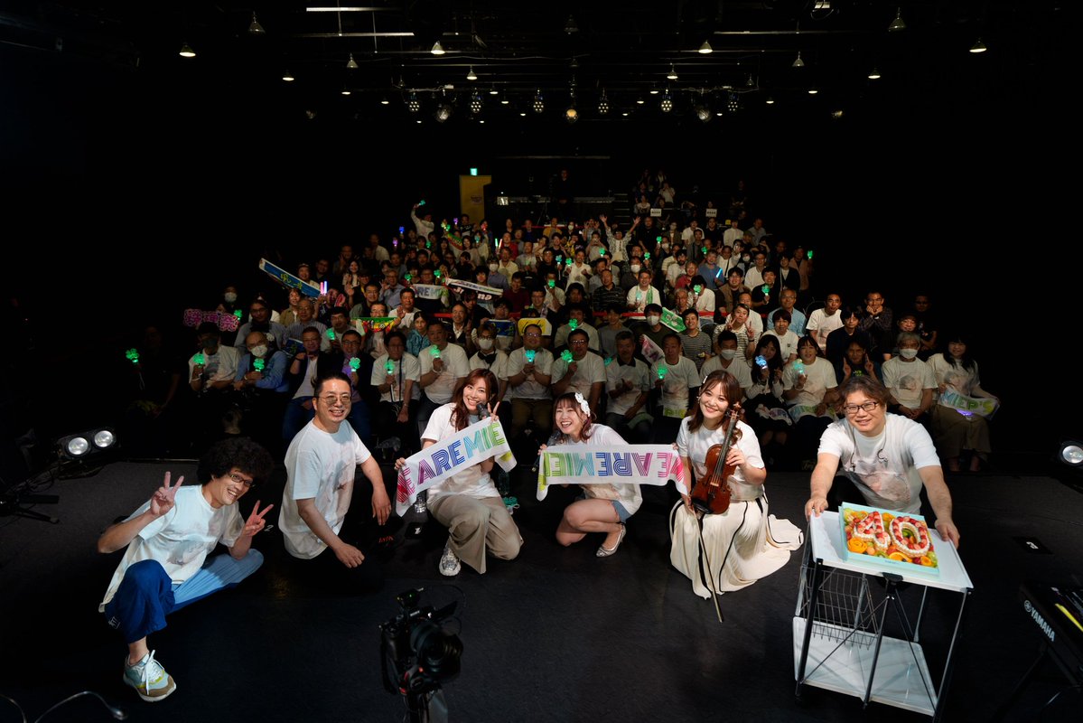 mieppp624's tweet photo. 改めて！佐藤実絵子大生誕祭、200人集めまSHOW！ご来場いただいた皆さん、配信で見てくださった皆さん、本当にありがとうございました🍀配信チケットも入れたら、200人オーバーです🩷

今の私で、あの頃を超える。
それはとてもとても苦しく大変なことでした。まだまだ、先は長いけど、ここまで戻ってくることができました。

今の私にあってあの頃の私に無いもの。
それがこの写真にはたくさん詰まっている気がします。

私、自分の曲が大好きなんです。
だからこれからも、自信を持って、まだまだ上がっていきます☺️
皆さん、これからも、たーーくさんよろしくね！大好きだよ！みえぴず🩷
#佐藤実絵子大生誕祭
#ここにいた人はもれなくみえぴず認定