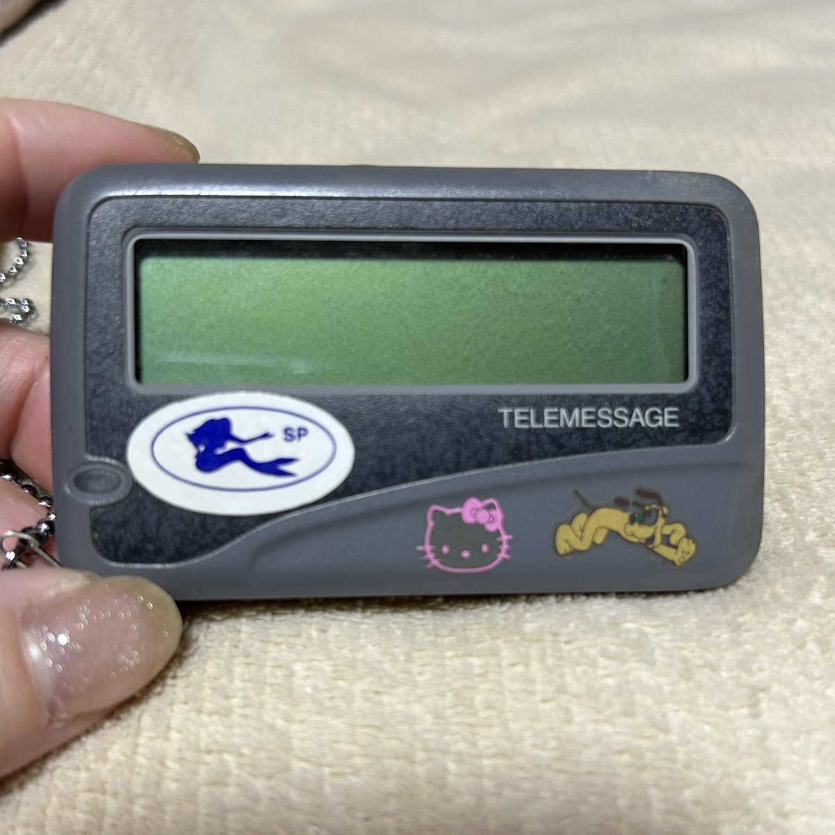 215ss728's tweet photo. なにちゅ見てそう言えば家にポケベルあったはずと探したらありました🤣
充電するところ無いなと思ったら乾電池でした
30年くらい前で時代感じるわ https://t.co/2hG16OoBq5