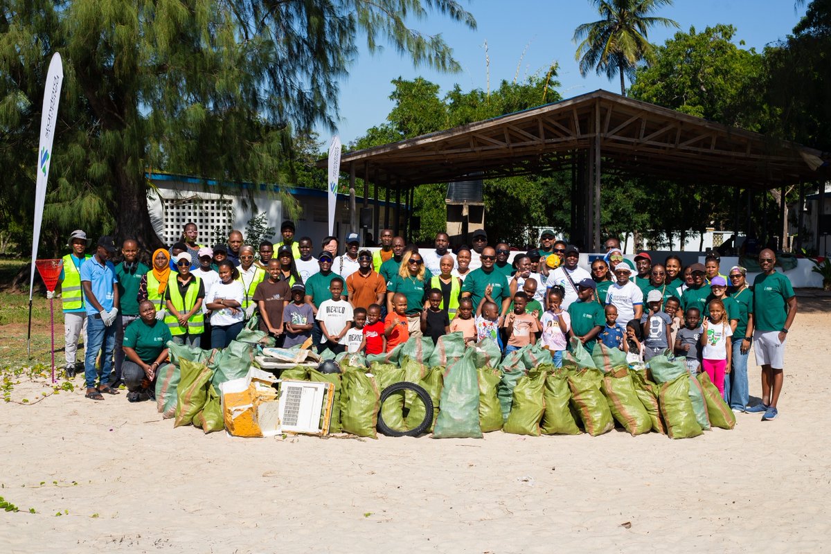 TheCitizenTz's tweet photo. AD: Standard Chartered Tanzania, with Nipe Fagio, marked 20 Years of Volunteering through a beach clean-up at Silversand Beach, Kunduchi.

74 volunteers, including 20 children, cleaned 4,000 sqm of coastline and collected 506kg of waste in 55 bags.

#HereForGood #BeachCleanUp https://t.co/0m9PQLW8Uy